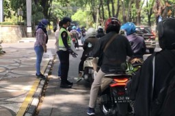 PT SIER Bagi-bagi Masker Gratis untuk Pengguna Jalan