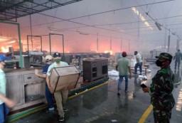 Gudang Finishing Pabrik Mebel di Mojokerto Terbakar