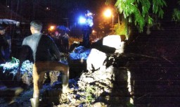 Jalan Raya Trawas-Pacet Mojokerto 'Terputus' Akibat Tebing Longsor