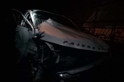 Pajero Sport Berpenumpang 5 Orang Tersambar Kereta di Pasuruan