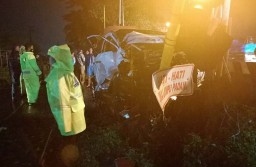 Pajero Sport Tersambar Kereta di Pasuruan, Polisi: Tiga Orang Terluka