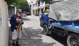 Pilihan Pembaca: Pensiunan Guru Jadi Musisi Jalanan hingga Belasan Rumah Rusak