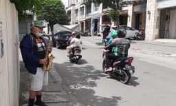 Kisah Cahyo, Pensiunan Guru yang Kini Jadi Musisi Jalanan di Surabaya