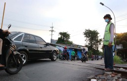 30 Tahun Kesi Jadi 'Penjaga Nyawa' di Palang Pintu Kereta Api Surabaya