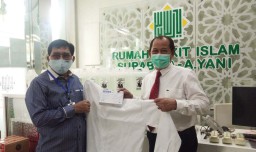 Machfud Arifin Bantu APD untuk Dua RSI di Surabaya: Semoga Bermanfaat