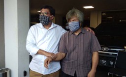 Bantuan dari Machfud Arifin untuk Tukang Pijat Tuna Netra di Surabaya