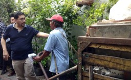 Foto: Machfud Arifin Blusukan di Kedung Rukem hingga Kedung Turi