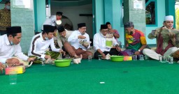 Machfud Arifin Nikmati Nasi Bungkus Bareng Warga Usai Salat Jumat