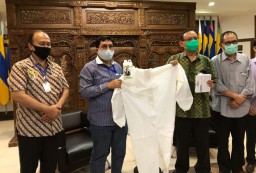 Bantu RS Unair, Machfud Arifin: Masyarakat Panglima Utama Lawan Corona