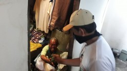 Bahagianya Mbah Wi dan Solikin saat Terima Sembako dari Machfud Arifin