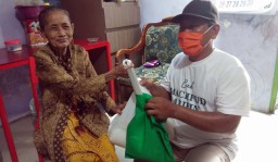 Doa Warga Surabaya Terdampak Corona saat Terima Bantuan Machfud Arifin
