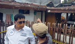 Machfud Arifin Beri Semangat Warga Simolawang yang Rumahnya Terbakar