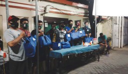 Machfud Arifin Bagi Sembako ke Penjaga Portal Kampung Terdampak Corona