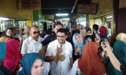 Blusukan di Pasar Kapasan Surabaya, Machfud Arifin Disambati Pedagang