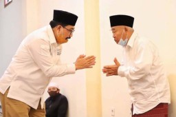 Kiai Asep Serukan Warga Pilih Machfud Arifin untuk Kalahkan Kezaliman