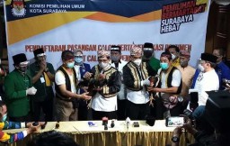 Pendaftaran Diterima KPU, Machfud-Mujiaman Pakai Baju Sawunggaling