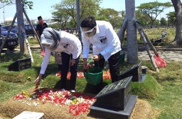 Sebelum Mendaftar ke KPU, Machfud Arifin Ziarah ke Makam Orangtuanya