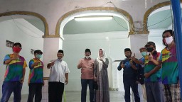 Machfud Arifin Peduli Langgar Gipo: Renovasi dan Serahkan Hewan Kurban