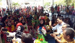 Machfud Arifin Berbaur dengan Warga dalam Sedekah Bumi di Lakarsantri