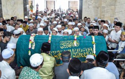 Foto: Machfud Arifin Ikuti Proses Pemakaman KH Ubaidillah