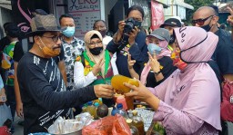 Tak Ingin Disebut Cawali 'Gaib', Machfud Arifin Jalan Kaki Sapa Warga