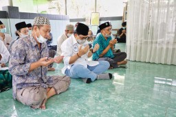 Dampingi Machfud Arifin Ziarah, Ini Harapan Keluarga Besar Kiai Nderesmo