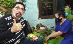 Machfud Arifin Blusukan: Sapa Warga hingga Cicipi Jajanan Tradisional