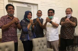 Machfud Arifin Terjunkan Tim Penyemprot Disinfektan di Surabaya