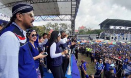 Ribuan Simpatisan NasDem di Magetan Bernyanyi Bersama Surya Paloh