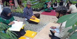 Ketika Pak Tedjo Mengajak Mahasiswanya Ujian Skripsi di Kebun