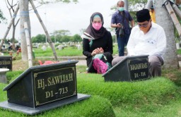 Machfud Arifin Doa Bersama Anak Yatim dan Ziarah ke Makam Orangtua
