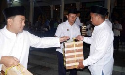 2000 Paket Sahur Dibagikan di Masjid Ampel dan Al Akbar