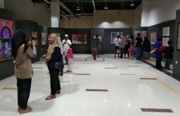 Melihat Karya Komunitas Galeri Seni Rupa Gresik di Icon Mall