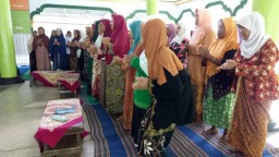 Menengok Aktivitas Pondok Ramadan Para Janda Lansia di Blitar