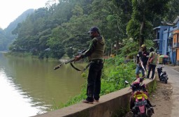 Sensasi Para Paser Berburu Ikan Mabuk di Telaga Ngebel, Ponorogo