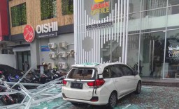 Mobilio ini Rusak Parah Tertimpa Reruntuhan Bangunan Ruko di Surabaya