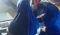 Aksi Dua Bule Diduga Mencuri Terekam CCTV