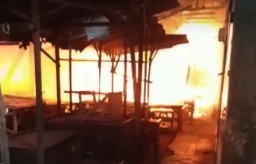 Pilihan Pembaca: Ambulans Masjid Terbakar di Tol hingga Ketagihan Karaoke