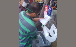 Foto: Perawatan Tempat Cuci Tangan di Pasar Pabean Surabaya