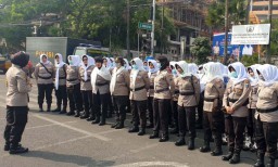 Pasukan Asmaul Husna, Deretan Polwan Cantik 'Pendingin' Massa Demo