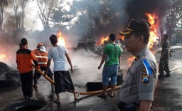 Bengkel Tambal Ban dan Warung Nasi di Pasuruan Habis Terbakar