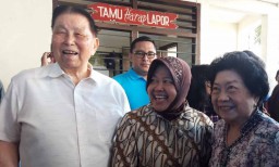 Suami Istri Lansia Berumur Hampir Satu Abad ini Ikut Mencoblos, Kamu?