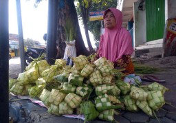 Ketika Para Pedagang Ketupat Musiman di Ponorogo Harus Berbagi Pendapatan