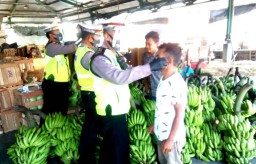 Pedagang dan Pengunjung PIOS Dapat Masker Gratis