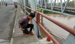 Pekerja Jembatan Ngrame Mojokerto Tercebur ke Sungai Brantas