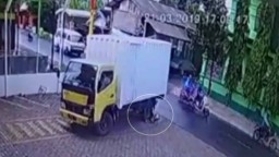 Kecelakaan Pelajar Terlindas Truk di Blitar Terekam CCTV