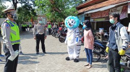 Pelanggar Lalu Lintas di Ponorogo Disanksi Baca Isi Sumpah Pemuda