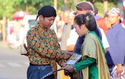Ratusan Pejabat Pemkab Trenggalek Berpakaian Adat Jawa saat Dilantik