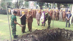 Video: Prosesi Pemakaman Ketua LVRI Surabaya Hartoyik