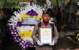 Jenazah Satu Siswa Brimob Tersambar Petir Disambut Tangis Keluarga